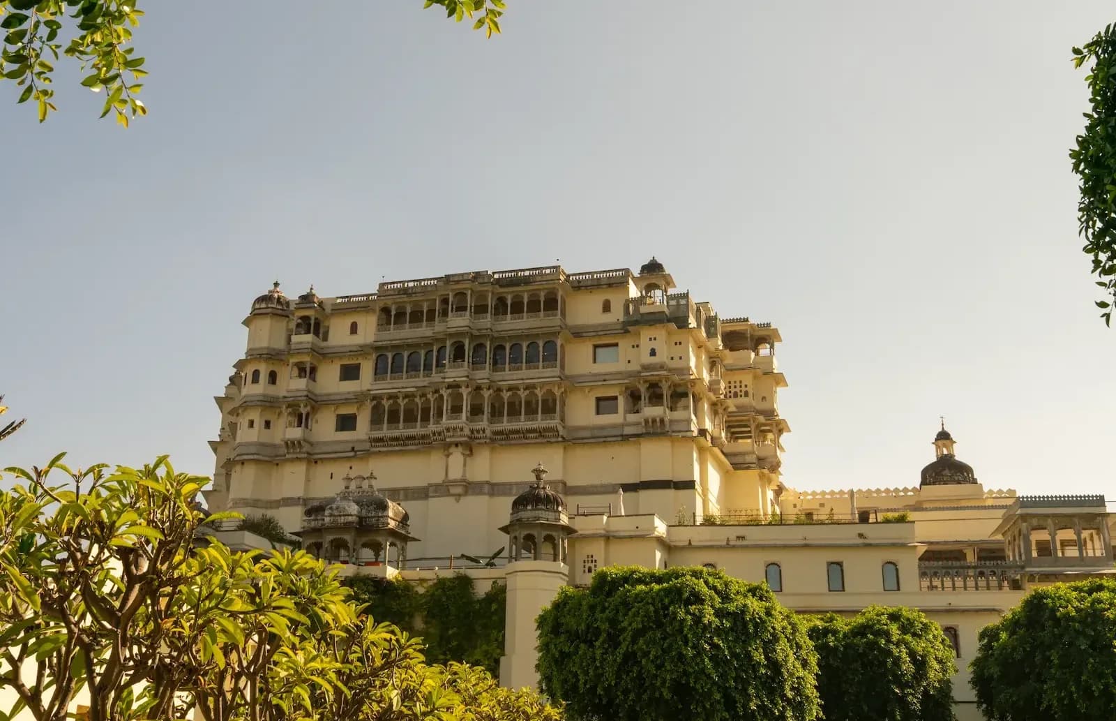 Raas Devigarh Host